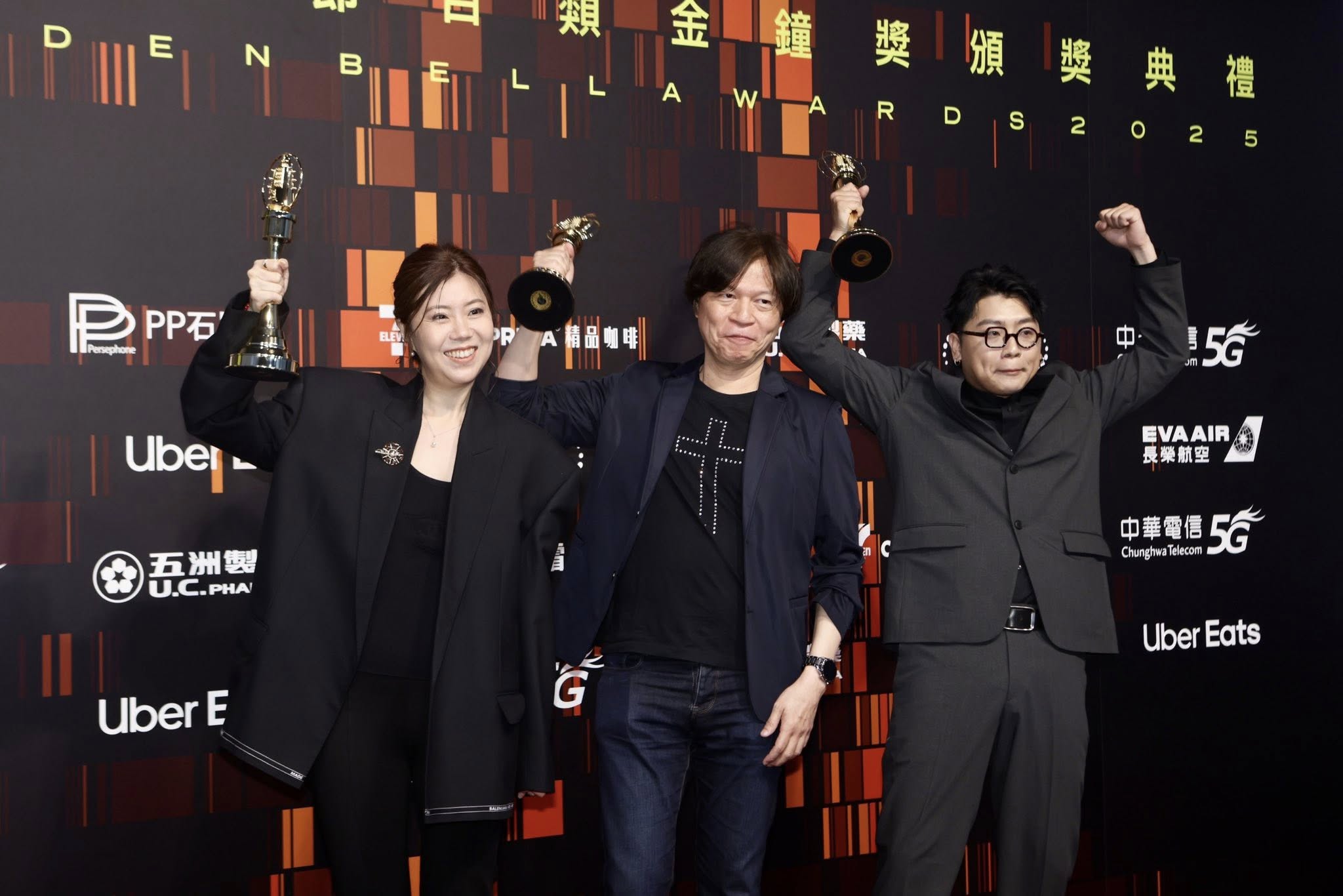 洪榮良導演(中)與團隊合影。(圖/主辦單位提供）